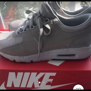 NWT👑 Nike Platinum Air max zero!